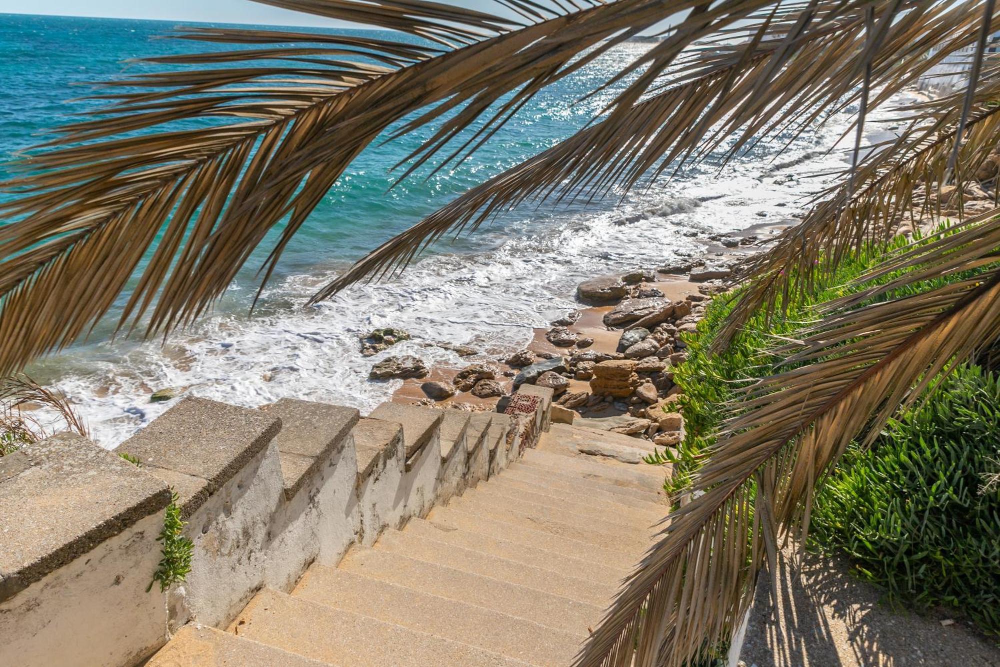 Magnífico duplex renovado con piscina garaje y jardín, frente a la playa de los Caños de Meca. Los Canos De Meca Exterior foto