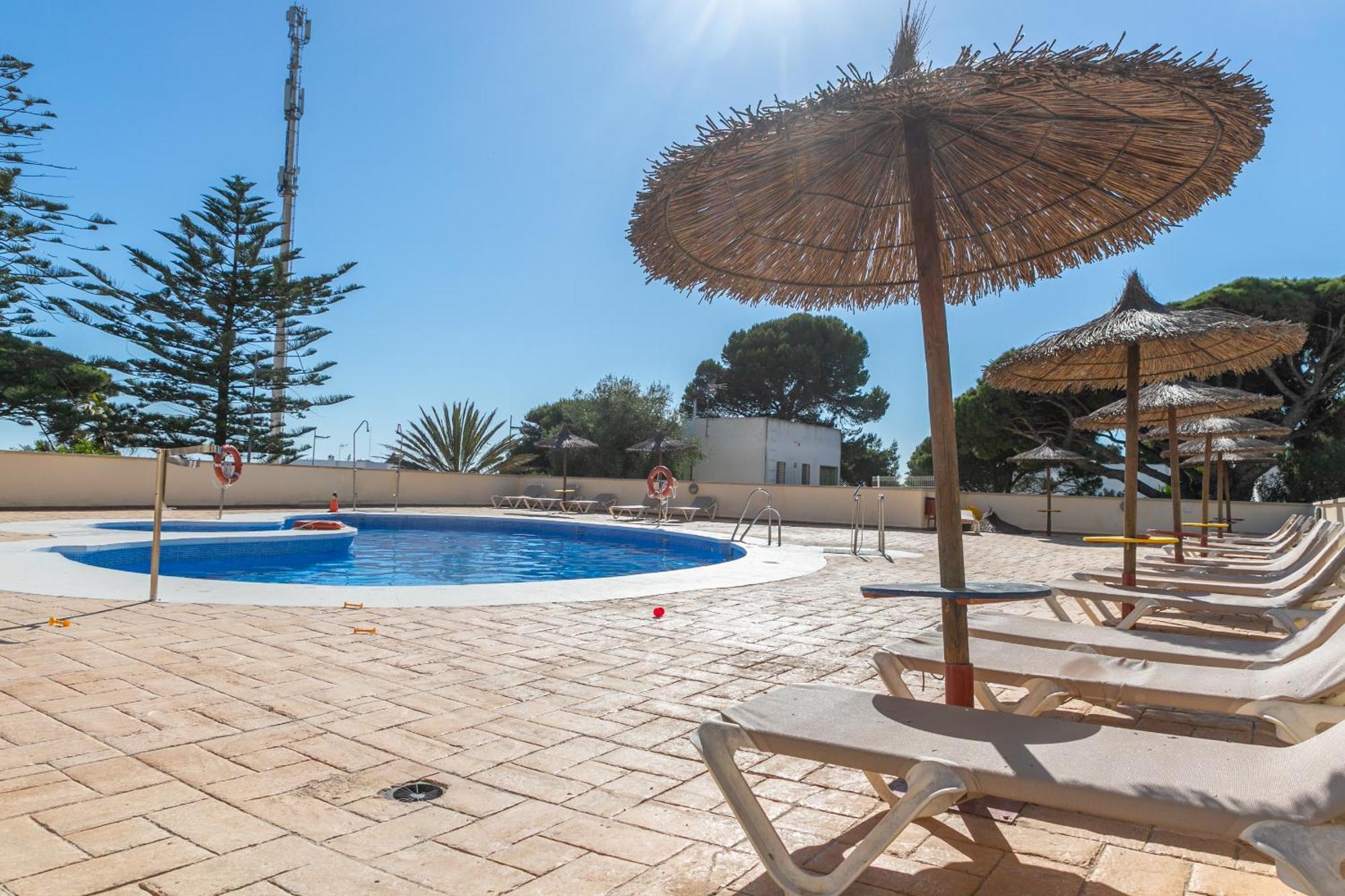 Magnífico duplex renovado con piscina garaje y jardín, frente a la playa de los Caños de Meca. Los Canos De Meca Exterior foto
